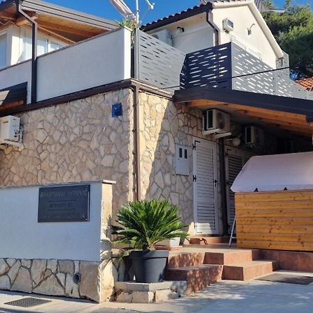 Apartmani Dutkovic Vrboska Exterior photo